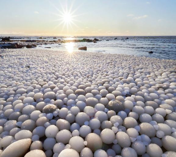 People from Finland share this rare natural phenomenon. This is what it is.