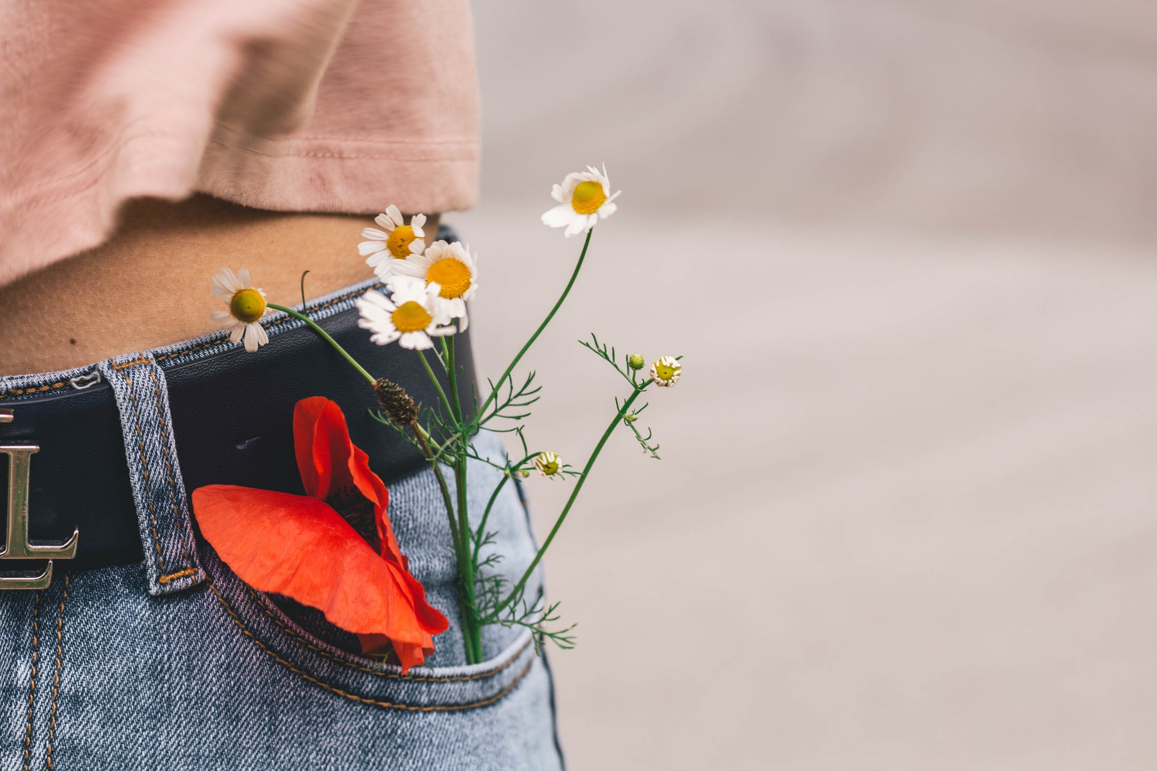 The actual theory behind why women clothing don’t come with pockets